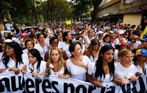 La marcha de mujeres vestidas de blanco, recorrió una zona de Caracas bajo la consigna “Por la vida de tus hijos defiéndelos, es tu responsabilidad”.