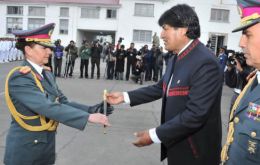 El presidente Morales felicita a la primer mujer General Gina Reque Terán durante la ceremonia militar en el cuarte general