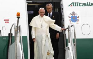 El papa confeso que a diferencia de Juan Pablo II no le gusta viajar y “creo que mi gran penitencia son los viajes. A mí no me gusta viajar. Yo soy muy pegado al hábitat, es una neurosis”