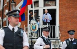 Desde junio de 2012, Assange está refugiado en la embajada de Ecuador en Londres para eludir una orden de arresto europea que Gran Bretaña quiere cumplir si sale de la legación.
