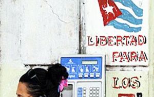 Las llamadas desde y hacia la isla están entre las más caras del continente. Llamar a Estados Unidos desde Cuba cuesta hasta ahora 2,7 dólares el minuto, el triple que llamar desde Chile.
