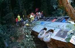 El autobús se precipitó por un barranco de 400 metros de profundidad cuando circulaba por una zona de sierra en la carretera SC-418 a la altura del municipio de Campo Alegre