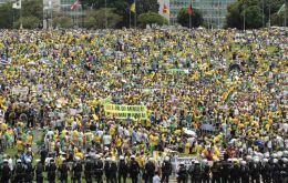 La mayor protesta tuvo lugar en São Paulo, que convocó a un millón de personas, según la policía, vestidas en su mayoría con la camiseta amarilla y verde de la selección brasileña.
