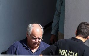 “Las pesquisas mostraron transferencias por millones de dólares desde Suiza hacia otros países”, declaró el Ministerio Público a través de Twitter, al anunciar el arresto de Duque.