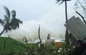 El ciclón Pam, de categoría 5, la máxima, barrió el viernes por la noche este Estado insular con ráfagas de más de 300 km/h. 