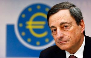 ”Como institución de la Unión Europea (UE) que tuvo un papel central en la crisis, el BCE se ha convertido en el foco de los frustrados”, comentó Dragui