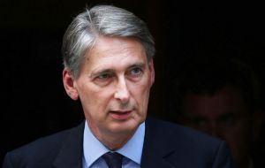 Hammond denunció “la anexión ilegal e ilegítima” de la península ucraniana por parte de Rusia hace un año y exhortó a Moscú a devolver Crimea a Ucrania.
