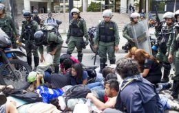 El estudio documenta 43 muertos, 878 heridos y 3.351 detenidos durante las manifestaciones a favor y en contra del Gobierno de Venezuela