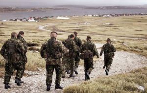 El titular de Defensa informó de que el personal militar y civil desplegado en las Islas se mantendrá igual, en cerca de 1.200 efectivos, entre militares y civiles.