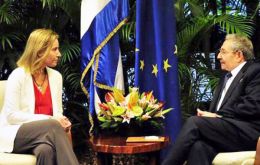 “Tengo confianza en nuestra capacidad de continuar nuestro trabajo sobre este tema”, dijo Mogherini quien calificó de “positiva” su conversación con Raúl Castro