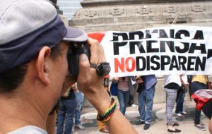 Bajo Calderón se agredía a un periodista cada 48,1 horas, con Peña Nieto cada 26,7 horas; estas violaciones se ejercen, en el 48% de los casos, a manos de funcionarios.