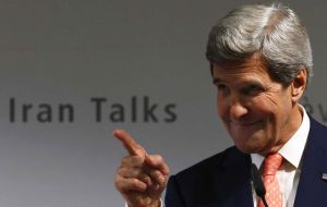 “Un gran día: Unión europea, 5+1 e Irán tienen ahora los parámetros para resolver las cuestiones más importantes sobre el programa nuclear”, dijo Kerry