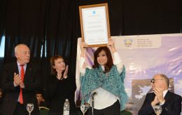 “Vamos a desclasificar todas la información que hay sobre las islas Malvinas y que está en poder de las Fuerzas Armadas”, dijo la presidenta Cristina Fernández en Ushuaia