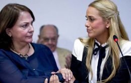 “Queremos anunciar que Mitzy de Ledezma y Lilian Tintori  asistirán y participarán en la Cumbre de las Américas”, declaró el alcalde Smolansky 