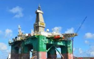 En tanto en aguas de las Falklands, la plataforma Eirik Raude prosigue con su  campaña de perforaciones, confirmando el desarrollo económico de las Islas     