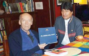 Con la muerte del “hermano” Eduardo Galeano “el mundo pierde a un maestro de la descolonización y la liberación de nuestros pueblos”, afirmó Evo Morales.