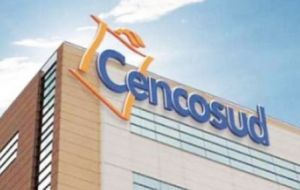 Cencosud tiene fuerte presencia en el negocio de supermercados, créditos y centros comerciales y opera en Argentina, Brasil, Chile, Colombia y Perú.