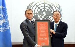 El actor británico que encarna a James Bond, recibe la distinción de manos del Secretario General Ban Ki-moon en una ceremonia en el edificio de ONU 