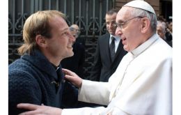 El aparato fue regalado por el Papa Francisco al sacerdote uruguayo Gonzalo Aemilius durante una visita al Vaticano en 2013. 