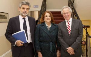 El disertante junto a la embajadora Alicia Castro y el ex embajador británico en Buenos Aires, John Hughes 