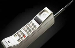 El primer celular, Dynatac de 1974, tenía 25 cm. de largo y 7 de ancho. Su peso supera a todos los modelos actuales: 794 gramos, y costaba  u$s4.000.