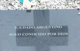 Argentina denunció que Londres 'dilata' y 'pone trabas burocráticas' a la identificación de tumbas NN en cementerio de Darwin, según La Nación 