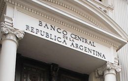 El mecanismo utilizado en numerosas oportunidades durante 2014 buscaría alimentar las reservas del Banco Central argentino