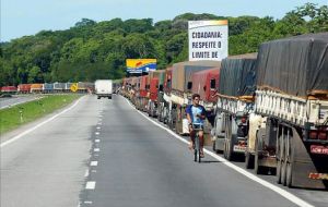 Según los camioneros fueron bloqueadas carreteras en Ceará, Minas Gerais, Mato Grosso, Paraná, Río Grande do Sul, Santa Catarina y Sao Paulo