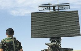 El gobierno de Morales ya compró radares de Francia y ahora suma la adquisición de 40.000 rifles y 20 aviones caza de combate. 