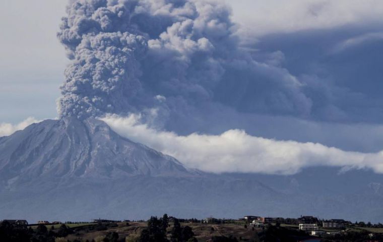 El Calbuco, entró en erupción el jueves por tercera vez en una semana y lanzó una columna de humo y de cenizas de tres kilómetros de altura