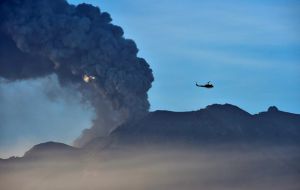 El Calbuco entró en erupción el jueves por tercera vez en una semana y lanzó una columna de humo y cenizas de casi cuatro kilómetros