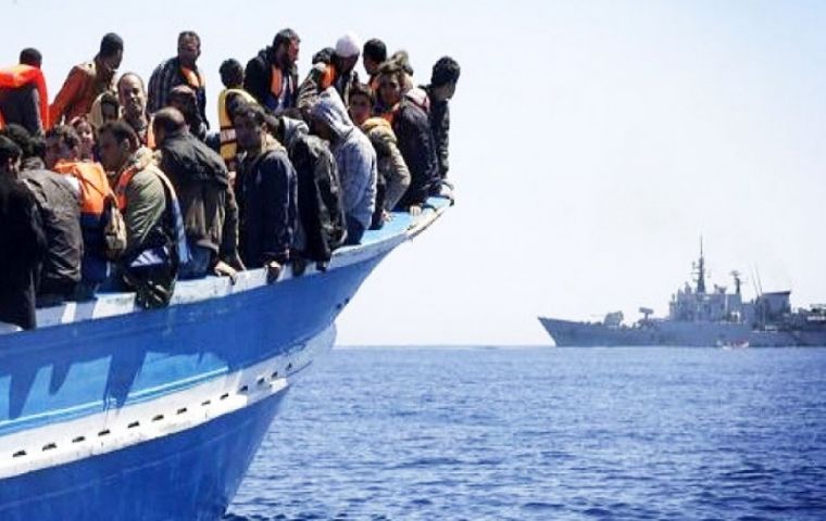 A su vez guardacostas libios interceptaron cinco barcos que transportaban a 500 emigrantes, fueron conducidos a Misrata, al este de Trípoli
