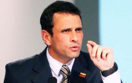 Según Capriles la tabla de salarios “privilegia a unos y ahoga a otros”. Por ejemplo un general gana 40.000 bolívares, y un maestro de escuela 8.000Bs”