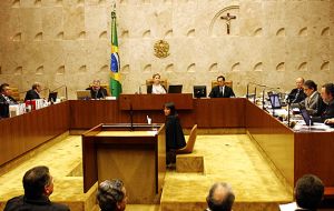 Se aumentó la edad de retiro de los jueces a 75 años, de esa forma limitando las posibilidades de Rousseff de designar jueces al Tribunal Supremo.
