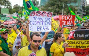También hubo batir de cacerolas y bocinazos en las principales ciudades de Brasil pidiendo la renuncia de Dilma y llamando a Lula da Silva 'ladrón'