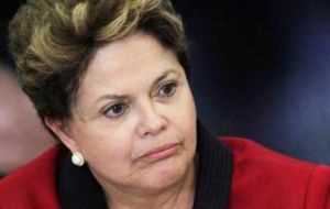 El golpe a la presidente ocurre en momentos en que Rousseff busca un consenso para aprobar medidas de austeridad con el objeto de sanar las cuentas públicas.