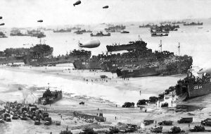 En el frente oeste, los aliados desembarcaban en Normandía, Francia, el 6 de junio de 1944, en el Día D, la operación militar más grande de la historia.