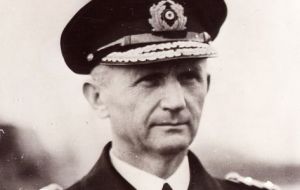 El almirante Karl Dönitz, a quien Hitler había nombrado su sucesor, autorizó la rendición incondicional de Alemania el 7 de mayo de 1945. 