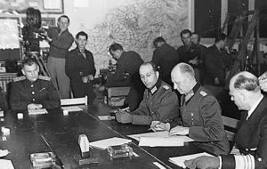 La firma de la rendición se realizó el 8 de mayo de 1945 ante los aliados en la ciudad de Reims, al noreste de Francia y en Berlín, ante los soviéticos.