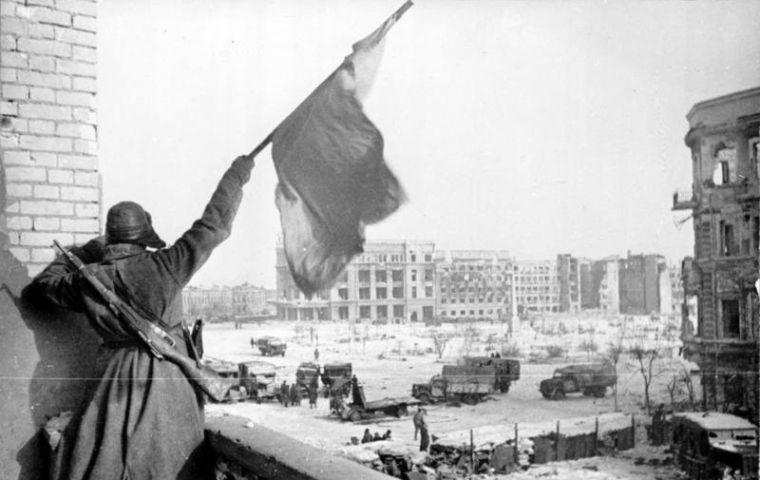 Tras la derrota de los alemanes a las puertas de Stalingrado, durante el crudo invierno ruso de 1943, el Ejército Nazi del este inició la larga y dolorosa retirada