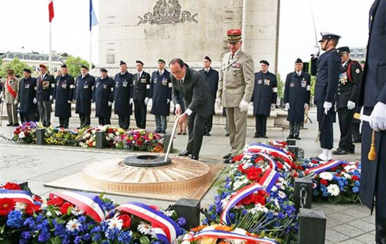 Hollande recordó a los franceses que la guerra ”no está tan lejos de nosotros, en Ucrania (...), en Oriente Medio, o sea a cuatro o cinco horas de avión”