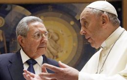 “Yo volveré a rezar y regreso a la Iglesia, y no lo digo en broma”, comentó el presidente cubano ante la prensa