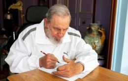Castro considera que millones de científicos “podrían (…) incrementar las posibilidades de supervivencia de la especie humana, ya amenazada”.