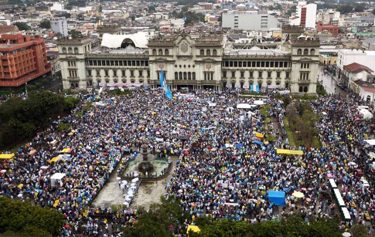 “Que devuelva todo Baldetti”, “#RenunciaYa Pérez Molina” cantaban los manifestantes en el corazón de la capital guatemalteca 