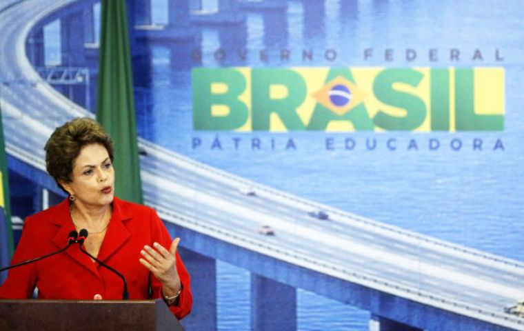 En el acto que firmó el contrato de concesión del puente de 13,2 kilómetros que une las ciudades de Río de Janeiro y Niteroi, Rousseff hizo el anuncio
