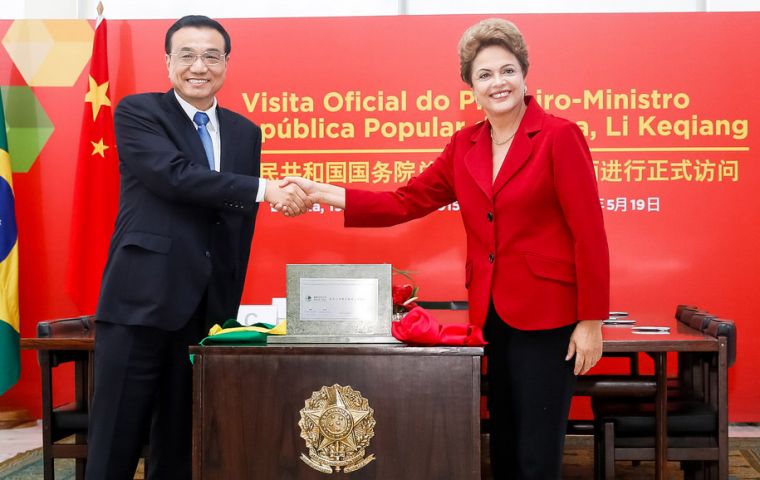 La presidenta Rousseff y el primer ministro Li Keqiang se saludan en el Planalto luego de la firma del paquete de acuerdos 