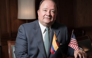 “El nuevo ministro de Defensa será Luis Carlos Villegas, actual embajador en los EE.UU.; Juan Carlos Pinzón pasará a ser embajador en Washington”