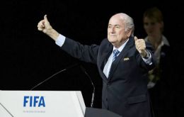 Blatter celebra: “agradezco que me aceptaron por los próximos cuatro años. Estaré al mando de la FIFA y llevaré este barco de nuevo a la costa”.