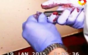 Imágenes muestran a un perito con guantes que retira parte de la sangre con un dedo identificar el arma y con los mismos guantes contamina el cargador y balas