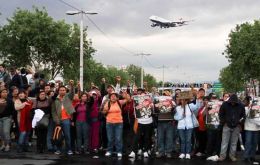 En Oaxaca maestros bloquearon accesos al aeropuerto internacional, provocando cancelación de vuelos, y también incendiaron boletas electorales.